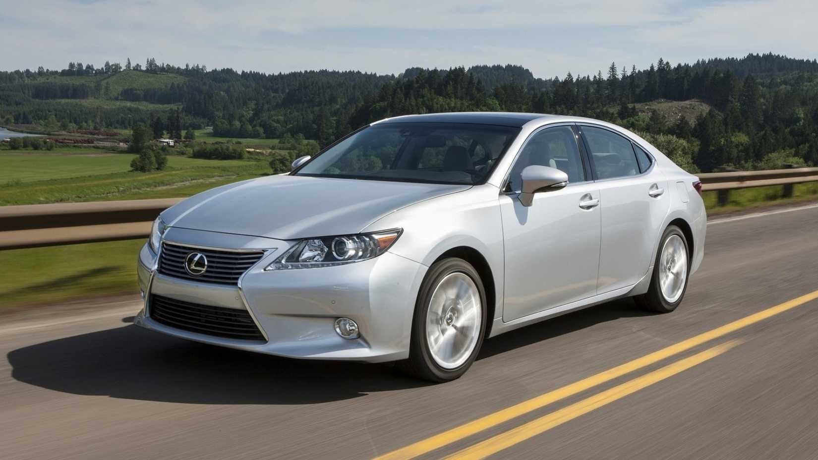 Foto frontal de ação 3/4 do Lexus ES350 2014