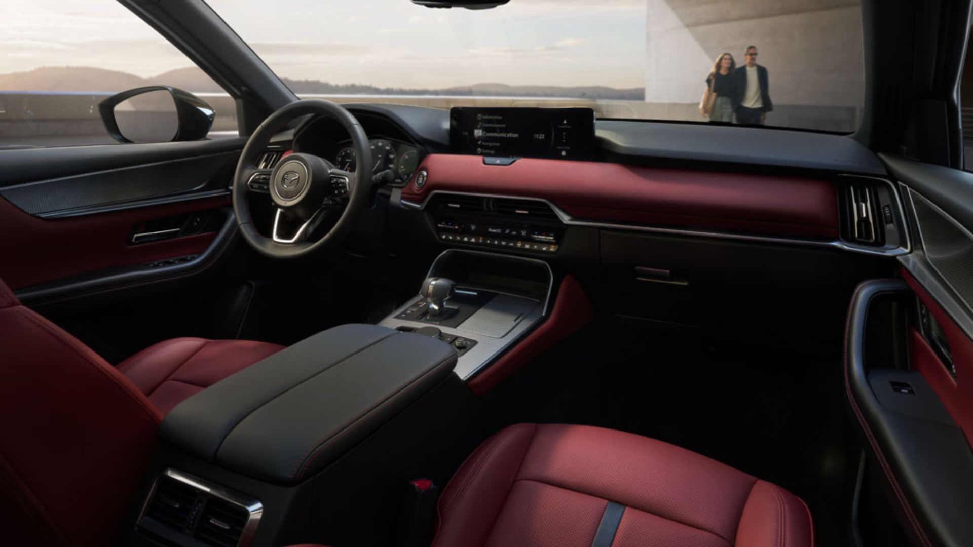Foto do interior de um Mazda CX-70 2025 mostrando a cabine frontal