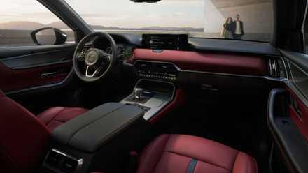 Foto do interior de um Mazda CX-70 2025 mostrando a cabine frontal