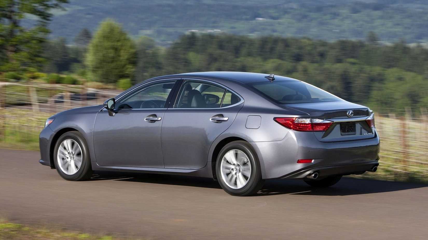Rear 3/4 action shot of the 2014 Lexus ES350