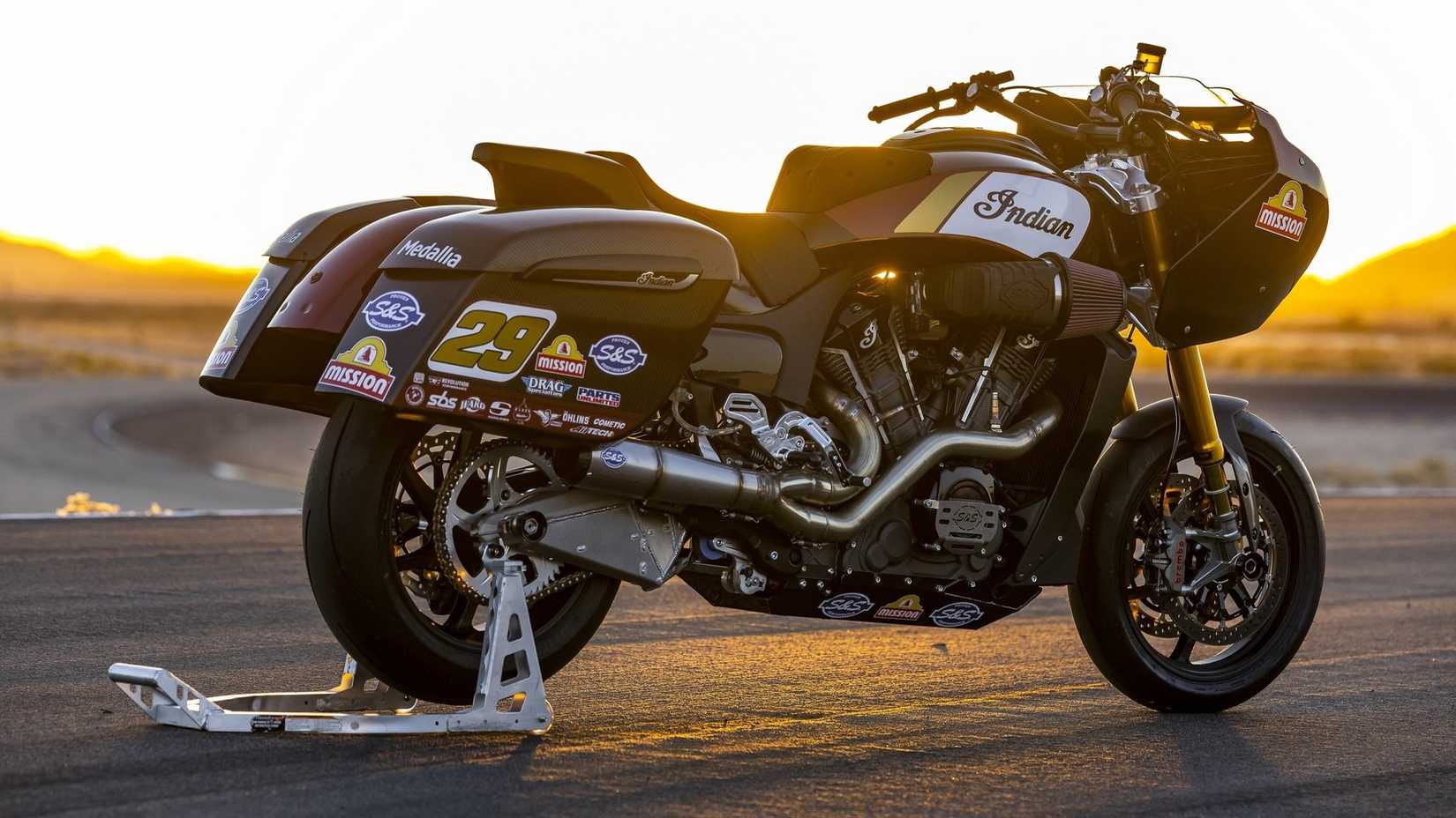 Foto de beleza da traseira do Indian Challenger RR