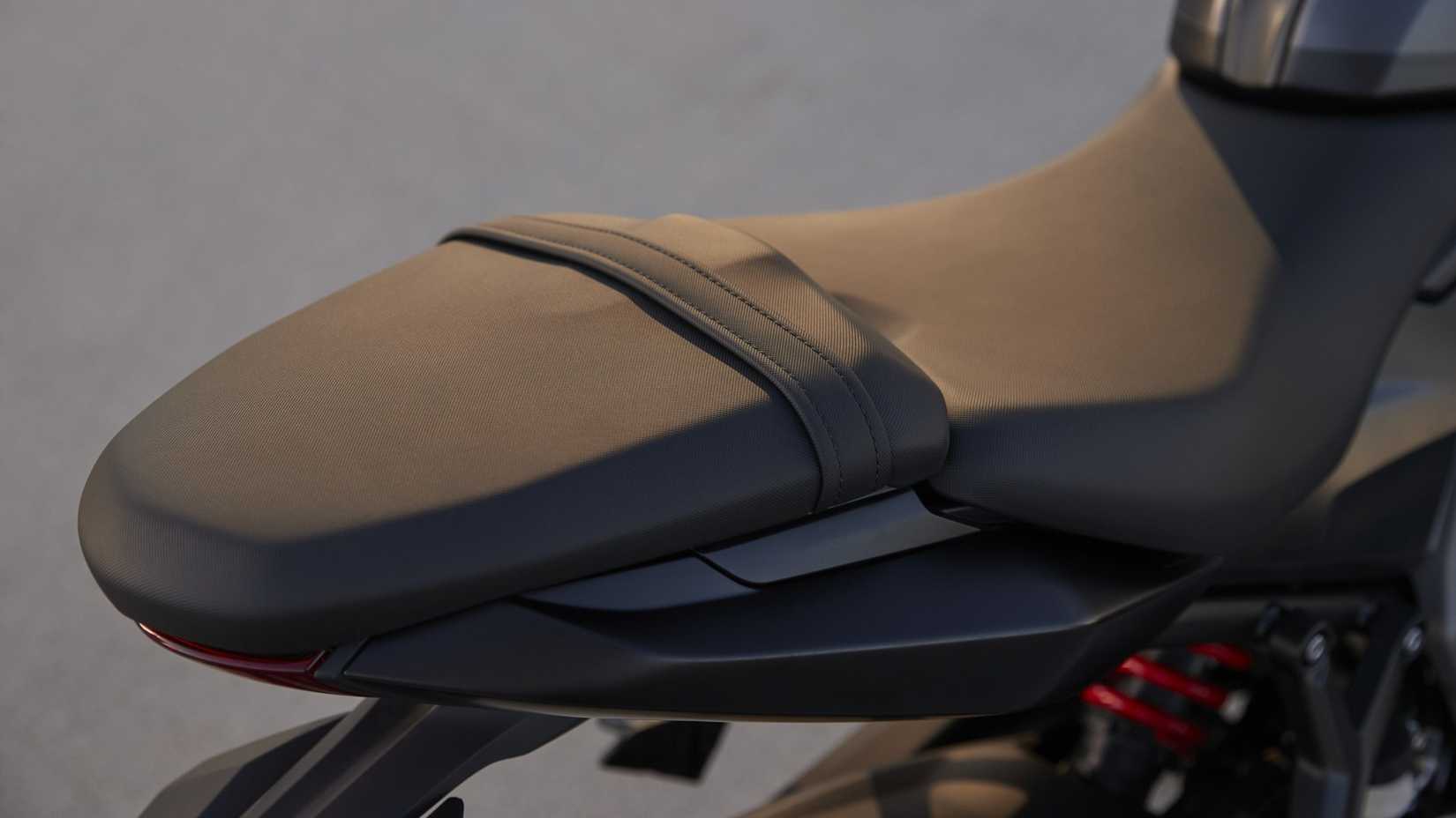 Foto em close do assento do passageiro Triumph Daytona 660 2024