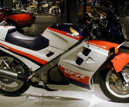 Um interceptor Honda VFR750 no Barber Museum