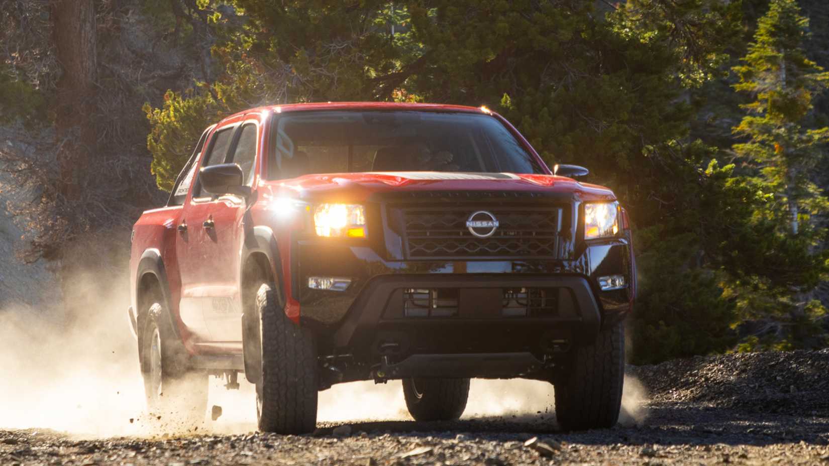 2024 Nissan Frontier Hardbody em vermelho dirigindo em terreno off-road