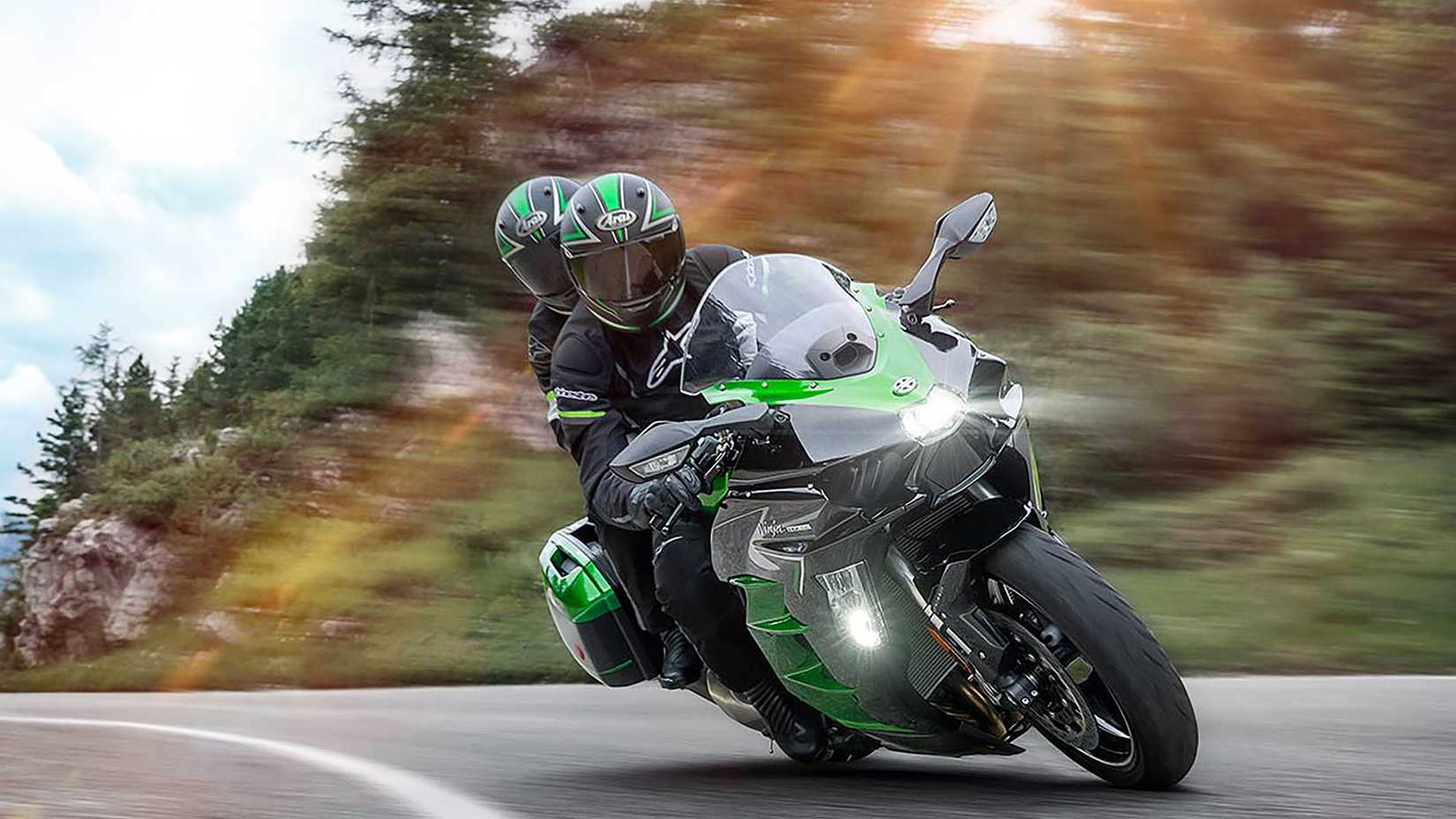 Kawasaki H2 SX SE em curva com um passageiro a bordo