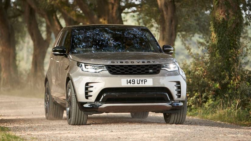 Ângulo frontal 3/4 de um Land Rover Discovery 2024