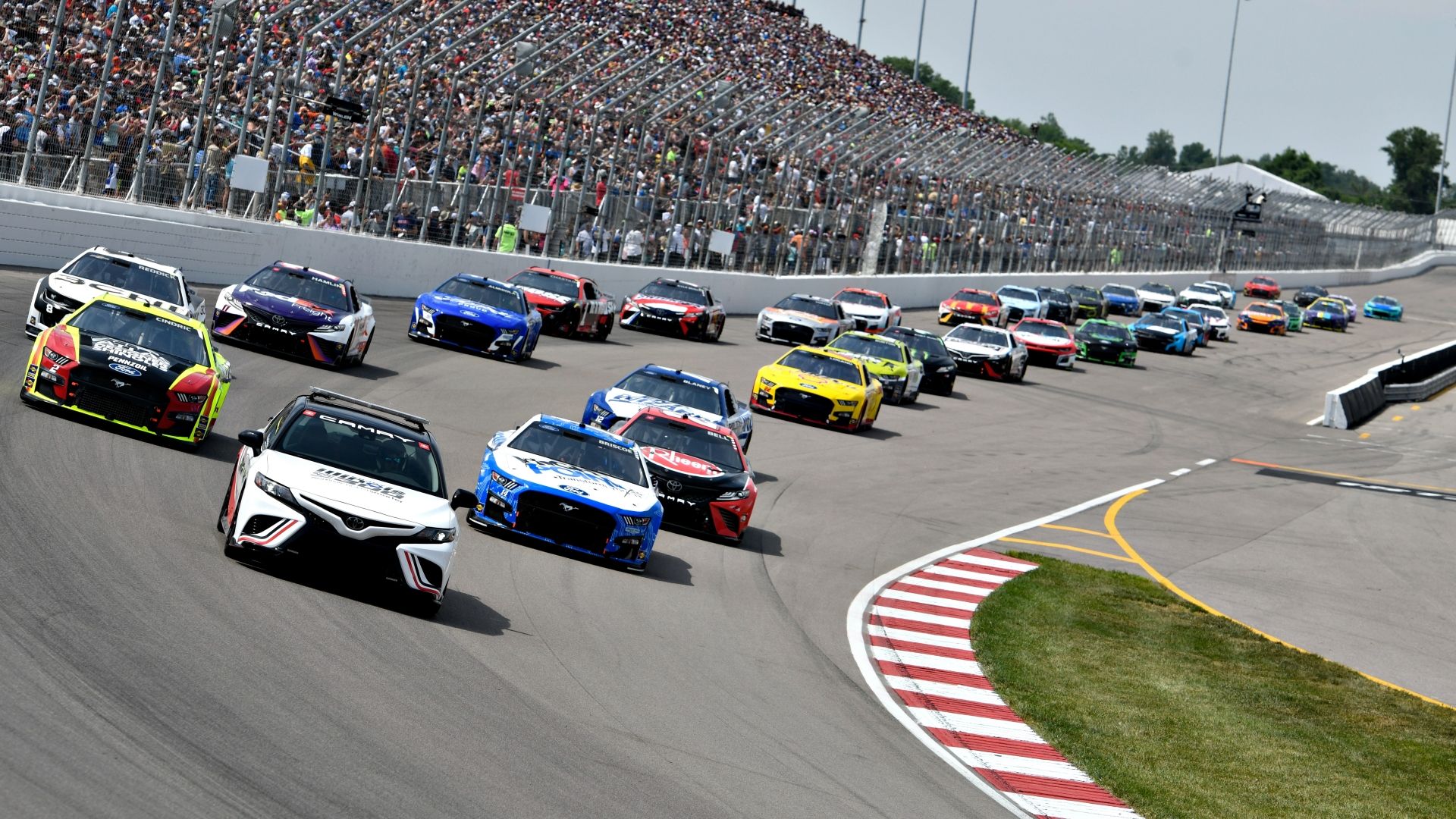 Carros de corrida da Nascar na pista