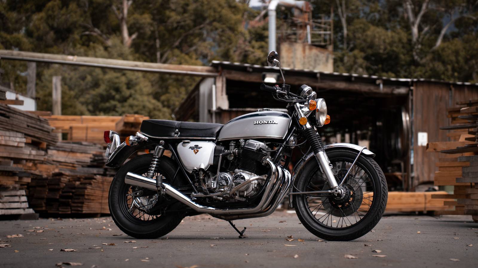 Una moto giapponese in strada, con dettagli di design e tecnologia avanzata