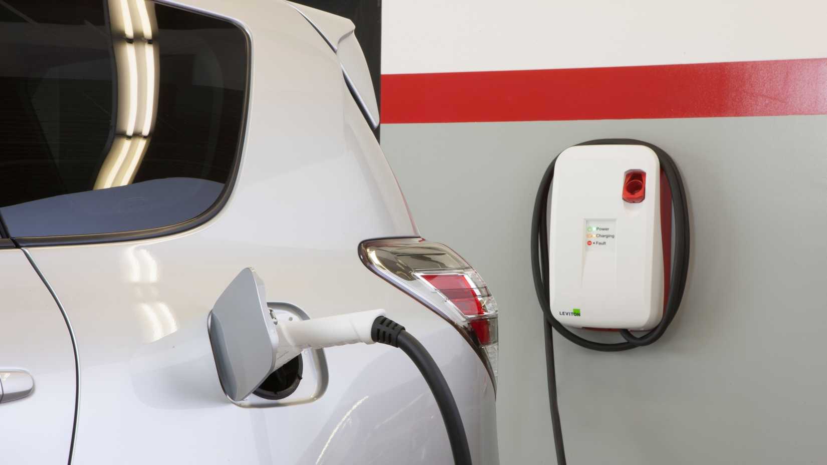 Close-up de um Toyota RAV4 EV 2012 carregando com a porta da porta de carregamento visível