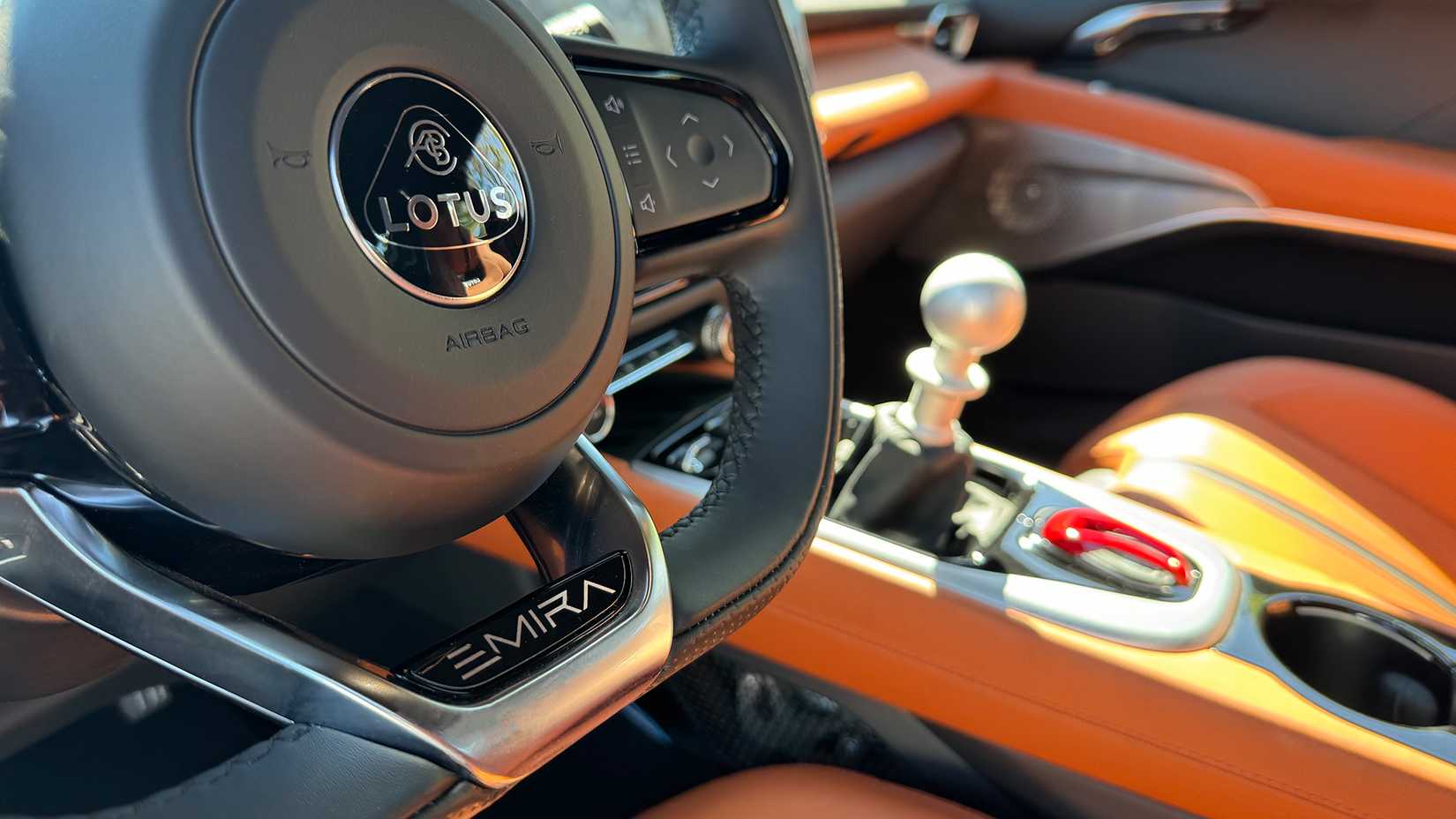 Interior do Lotus Emira 2024