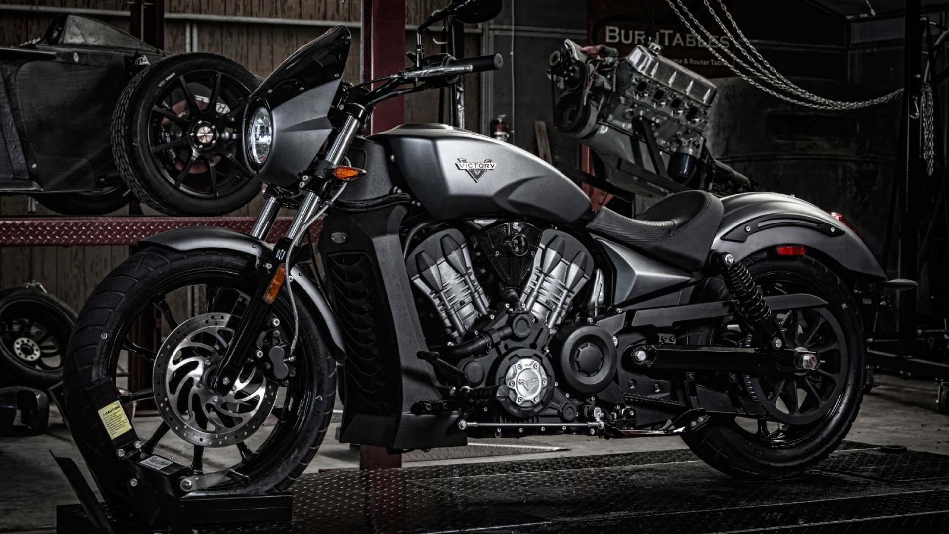 Vista frontal do terceiro quarto do Victory Octane