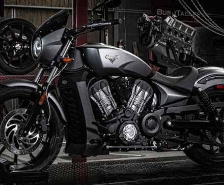 Vista frontal do terceiro quarto do Victory Octane