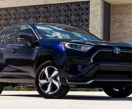 2023 Toyota RAV4 Prime estacionado do lado de fora