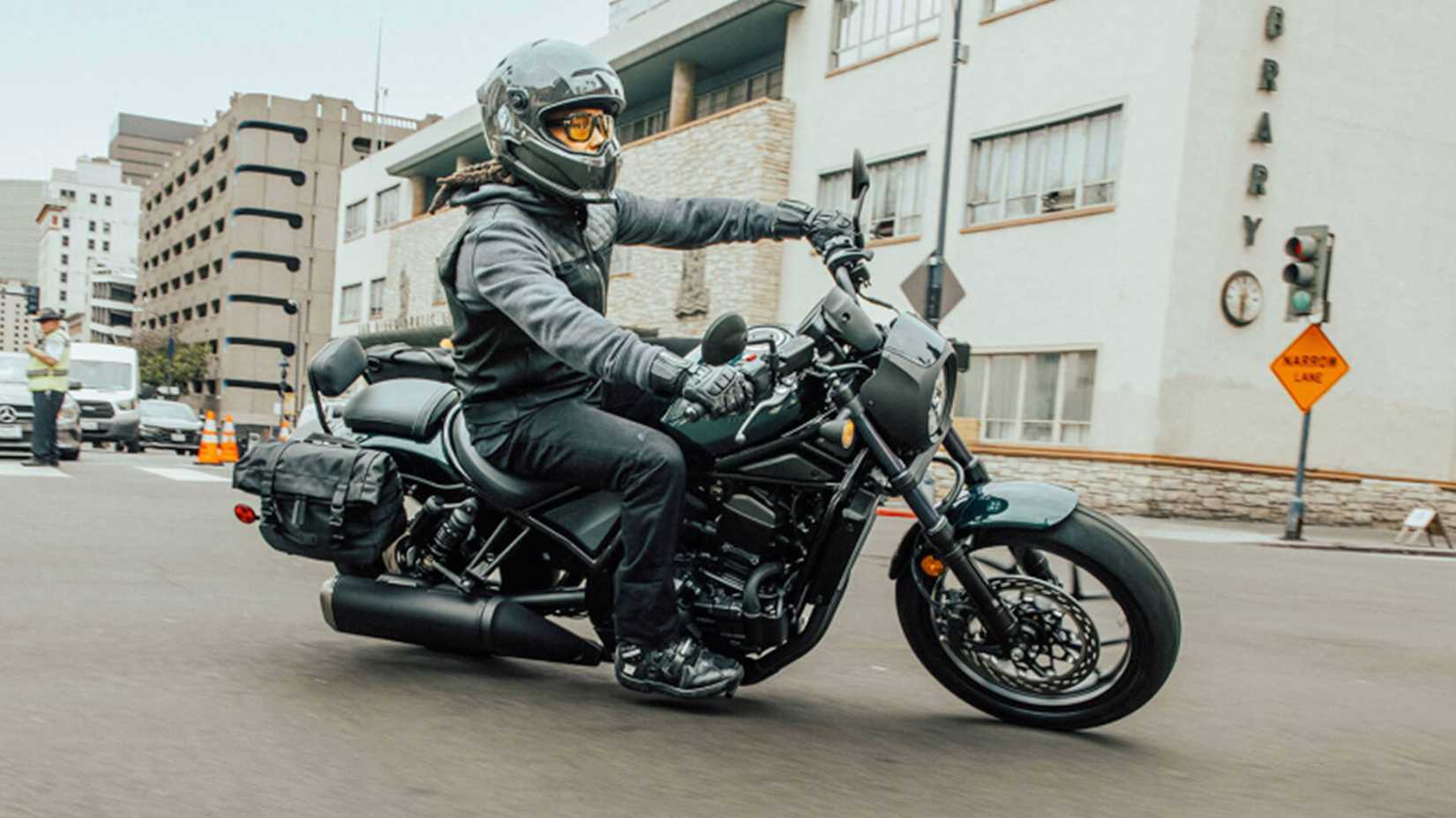 2024 Honda Rebel 1100 fazendo curvas com facilidade em vista de perfil lateral de via pública