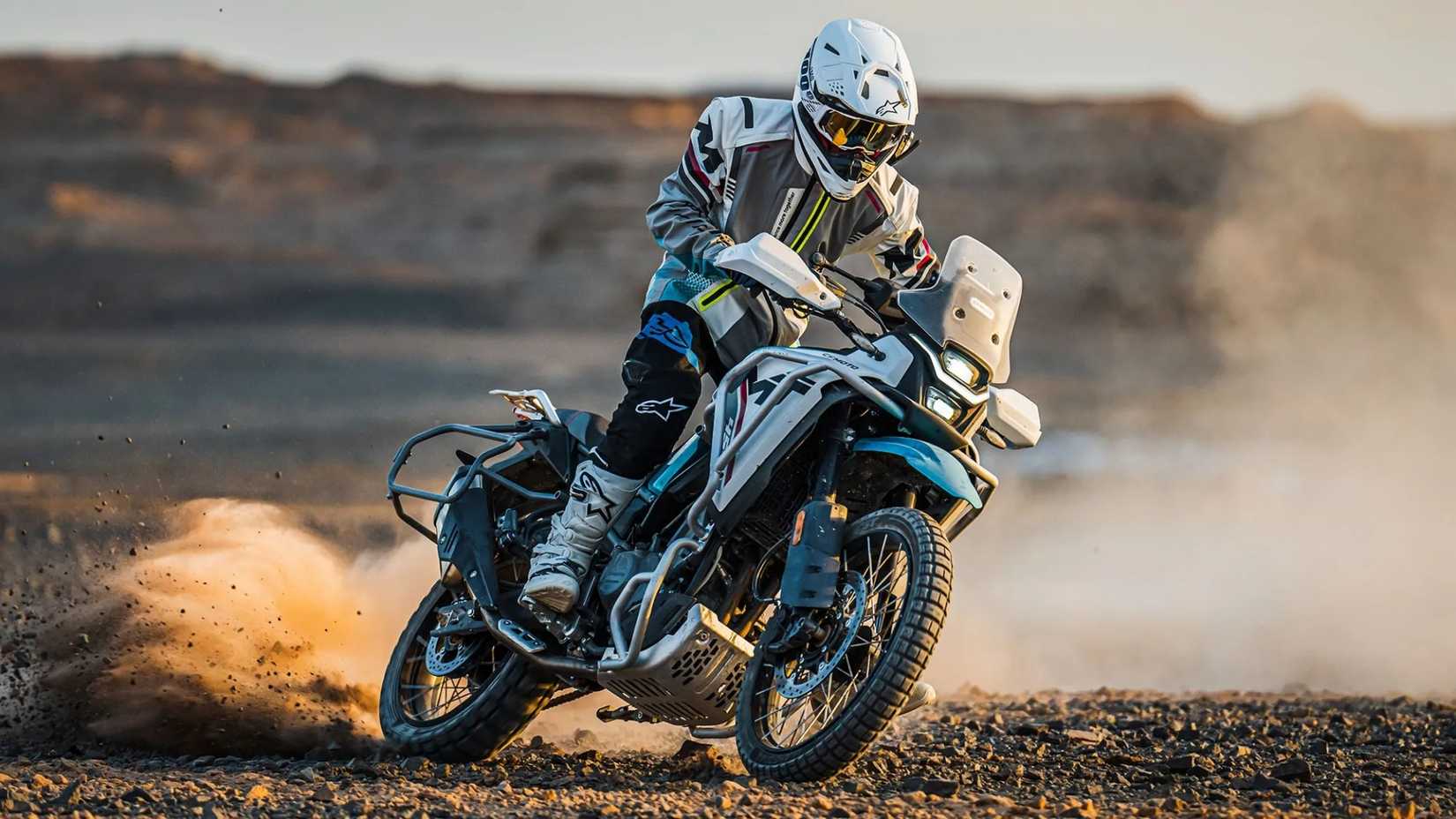 CFMoto Ibex 450 deslizando pelo cascalho