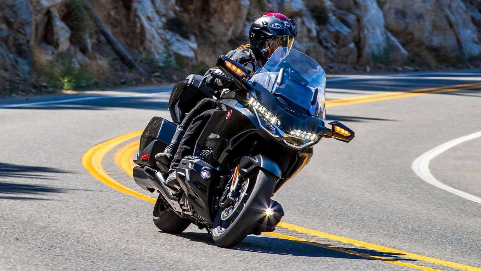 2024 Honda Gold Wing encostado em uma curva da rodovia.