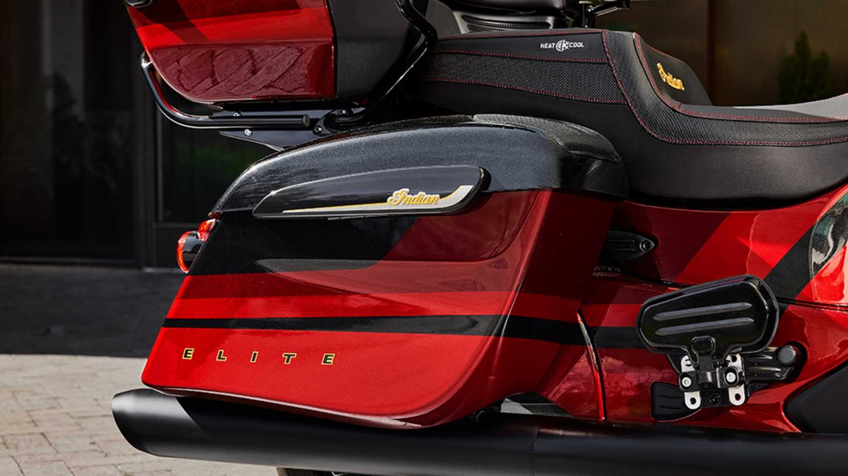 Um close do alforje direito do 2024 Indian Roadmaster Elite.