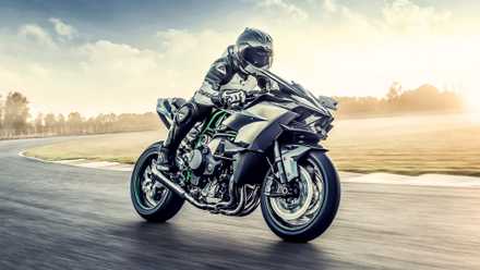 Foto de ação de uma Kawasaki Ninja H2R 24 voando em uma pista de corrida.