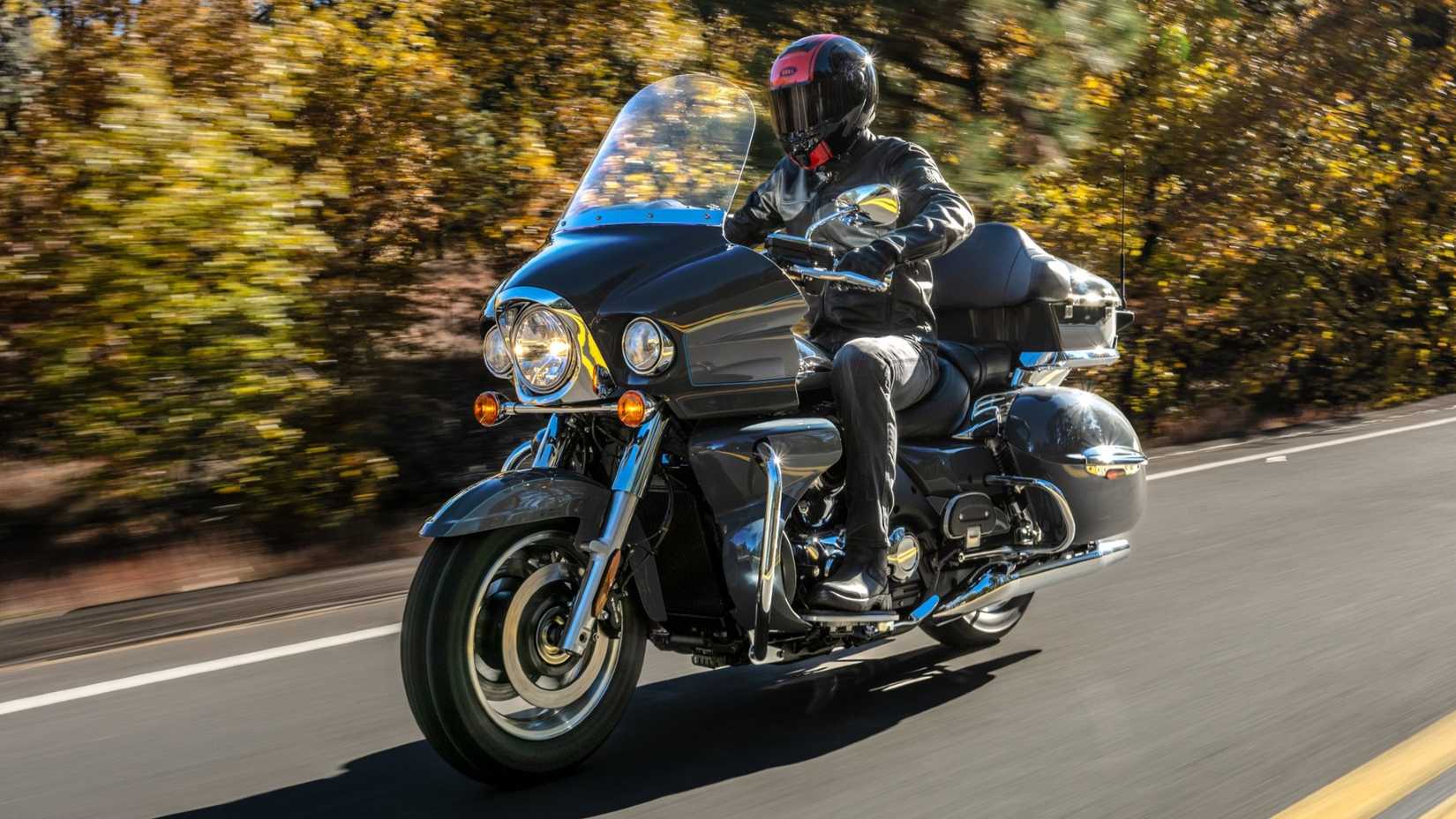 Uma foto de ação de um piloto em uma Kawasaki Vulcan 1700 Voyager 2025