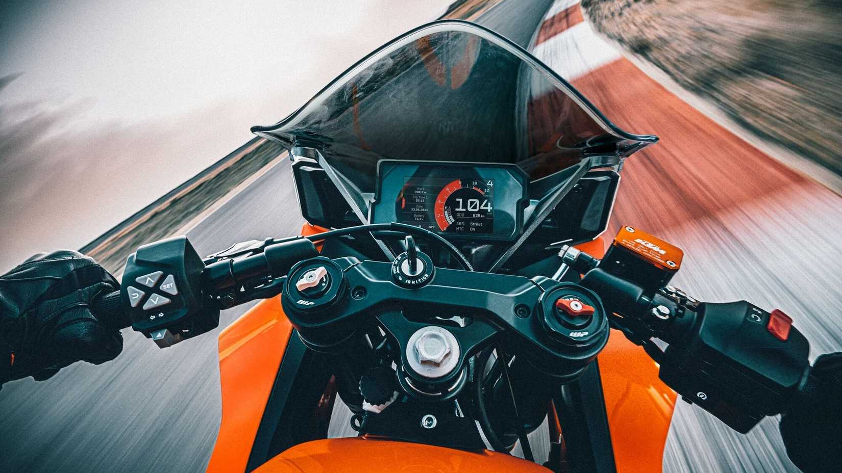 2024 KTM RC 390 Cockpit Panning Shot na pista de corrida