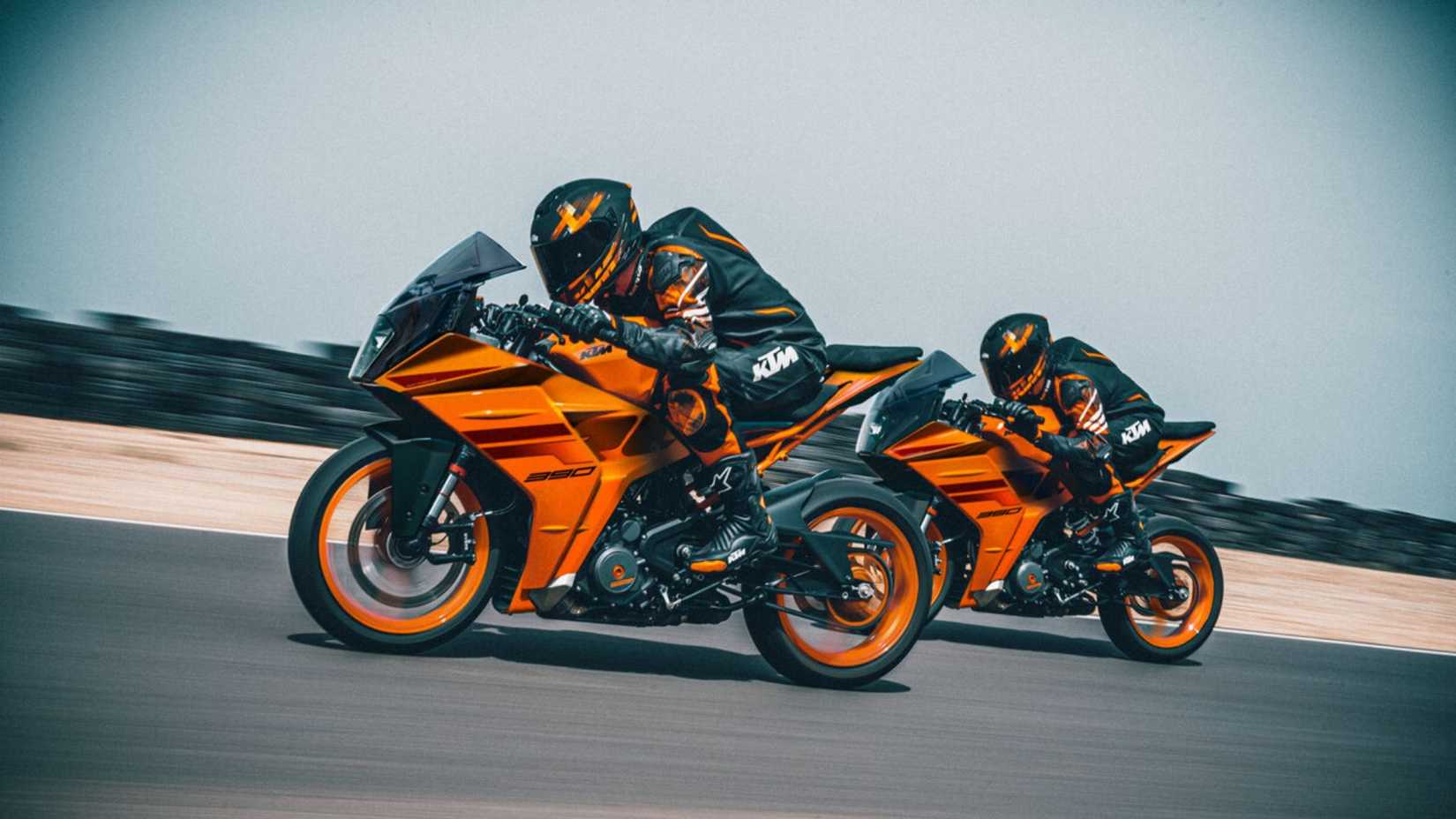 Foto de ação de duas KTM RC 390 2024 correndo na pista