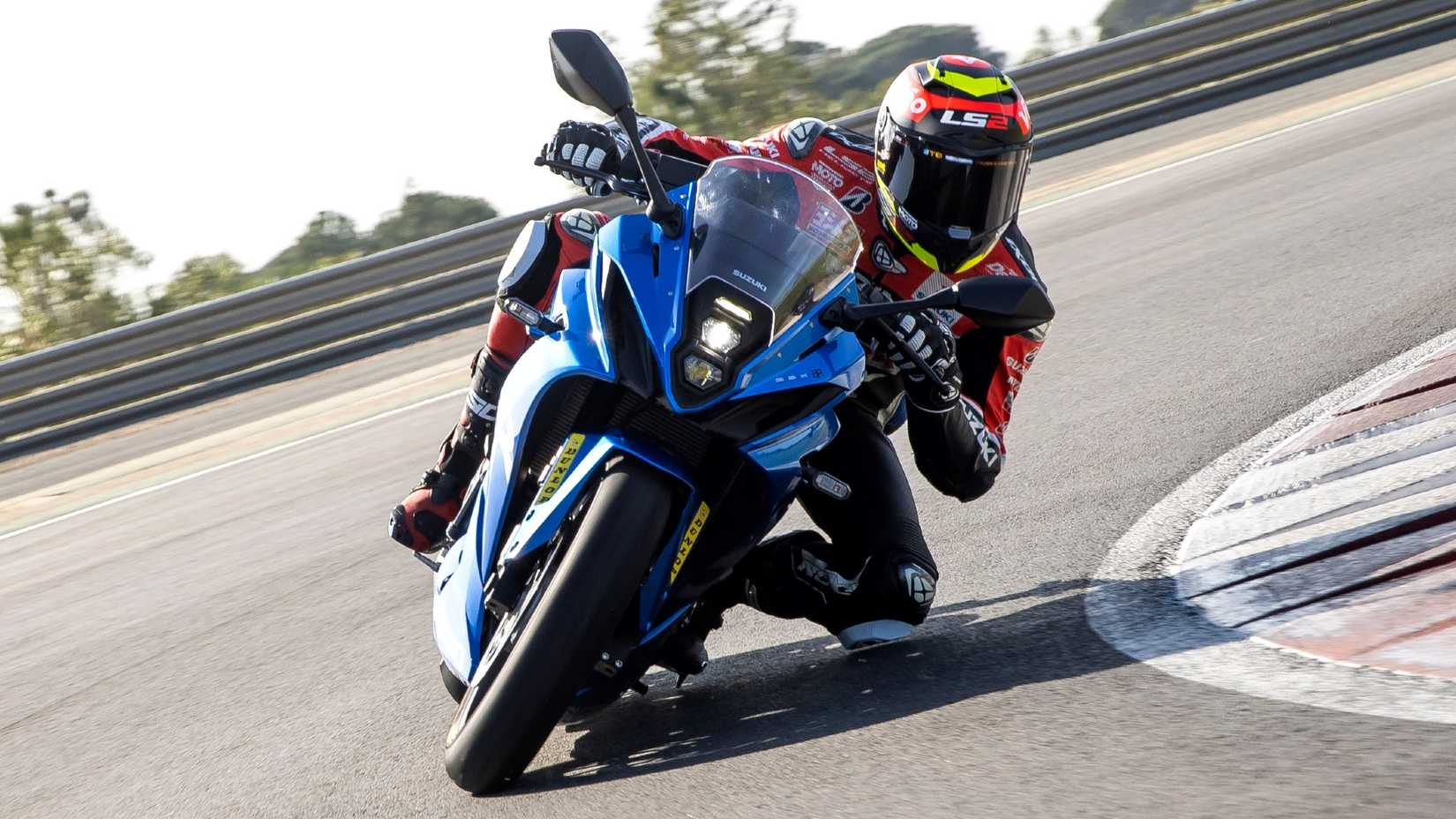2024 Suzuki GSX-8R joelho na pista