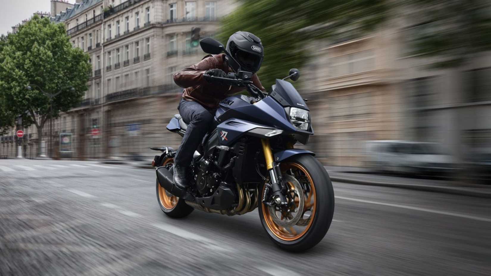 2024 Suzuki Katana andando por uma rua da cidade