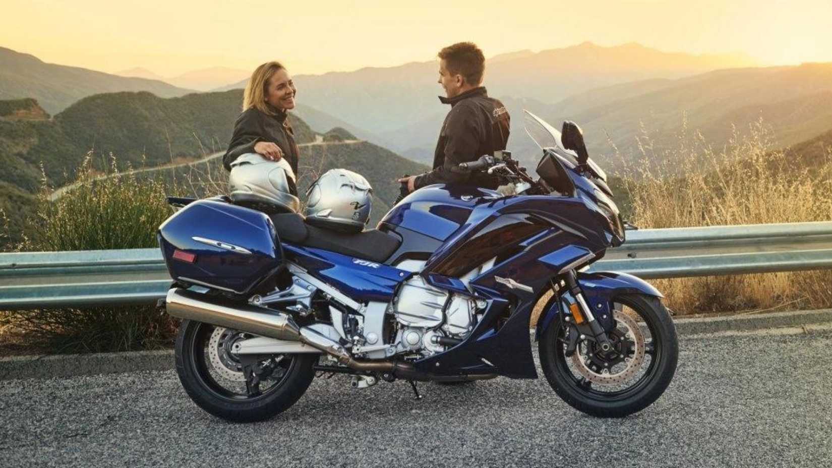Foto lateral da Yamaha FJR1300 ES com pilotos