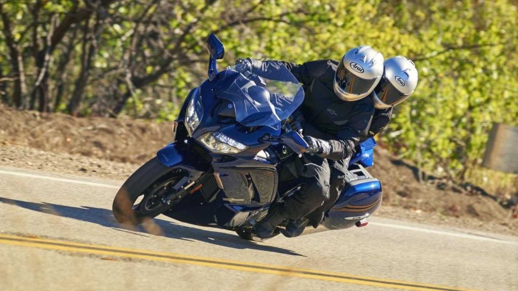 Foto de ação de um sport tourer Yamaha FJR1300ES 2024