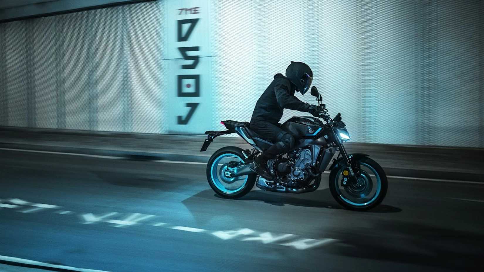 Uma Yamaha MT-09 preta andando à noite na cidade