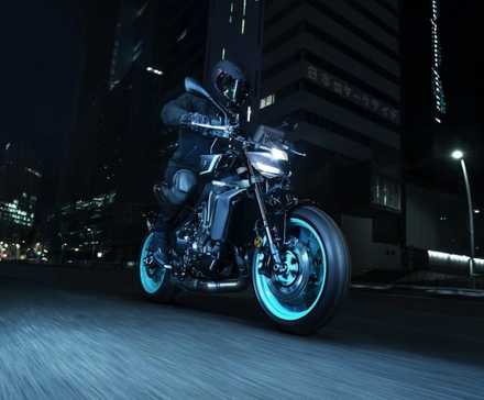 2025 Yamaha MT-09 andando à noite