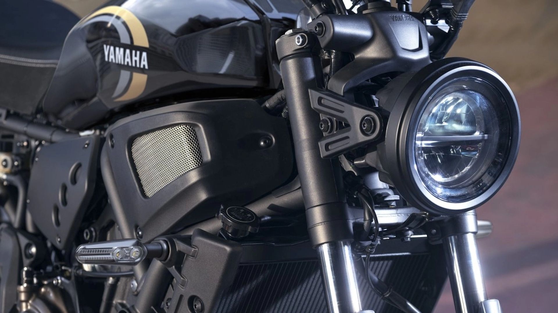 Farol XSR700 2024