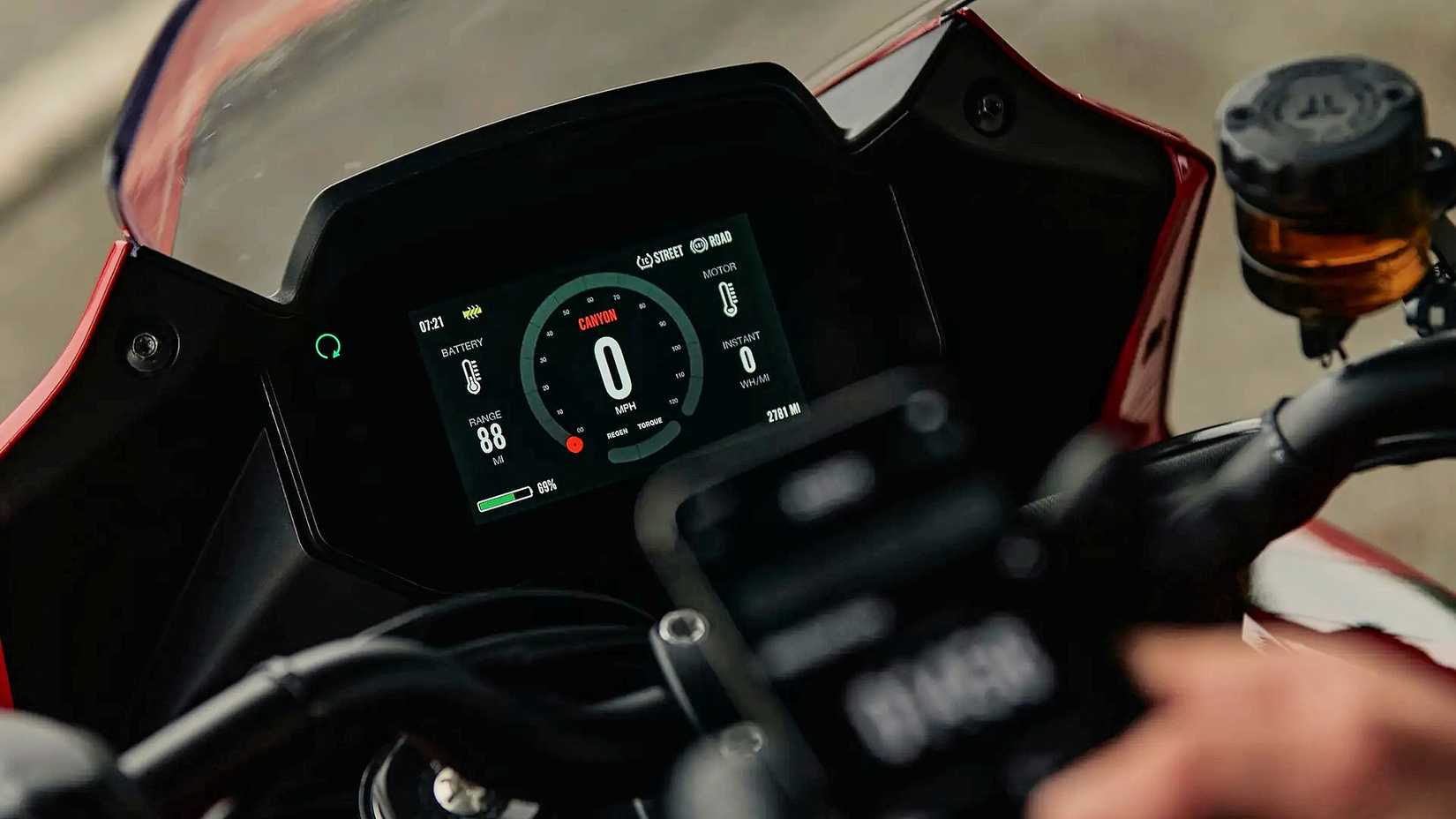 Detalhe aproximado do display do instrumento 2024 Zero SR/S