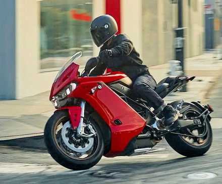 2024 Zero SR/S encostado em um canto