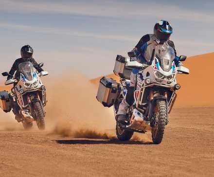 2024 Honda Africa Twin Adventure Sports Branco Pérola Ação