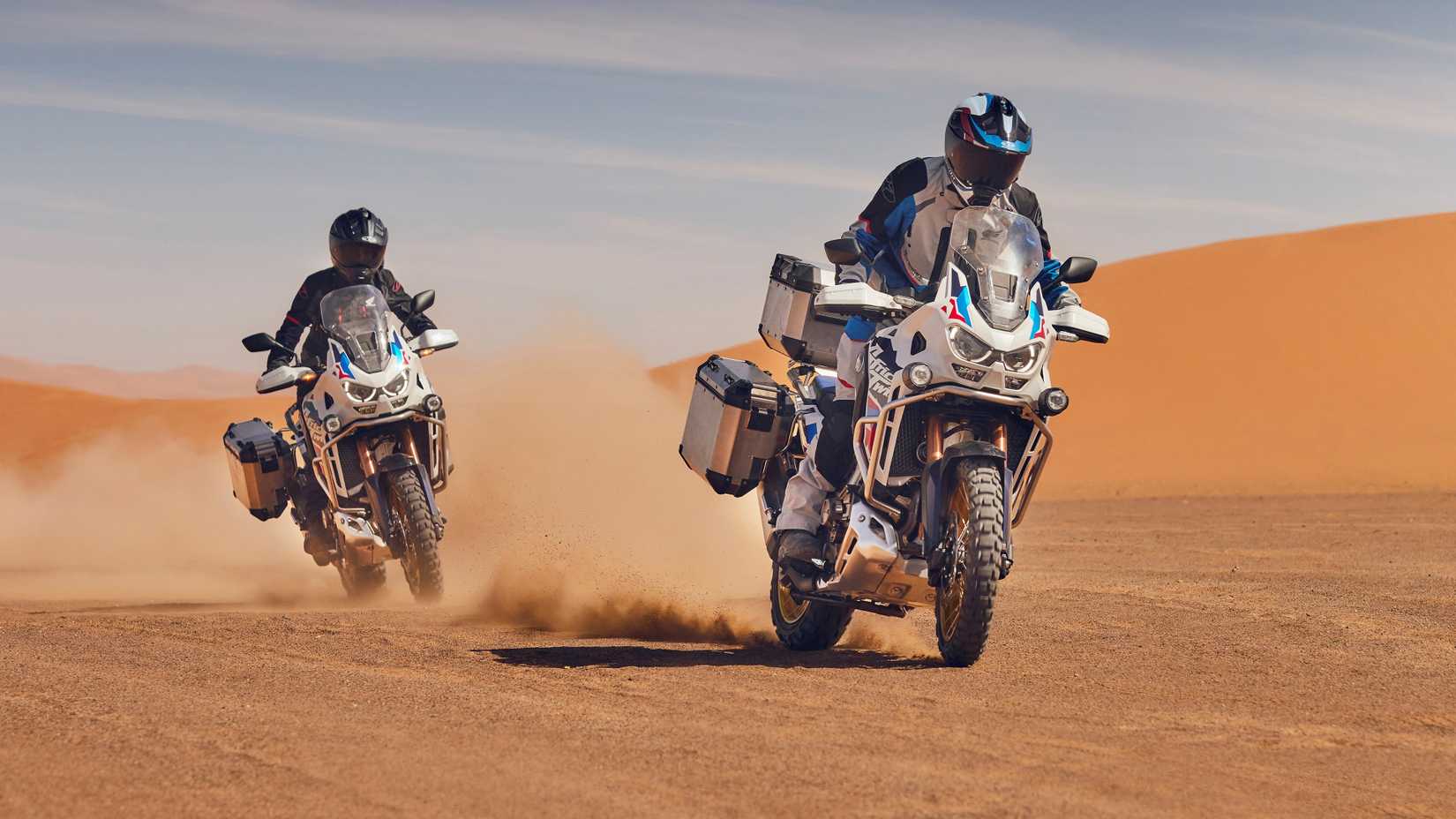 2024 Honda Africa Twin Adventure Sports Branco Pérola Ação