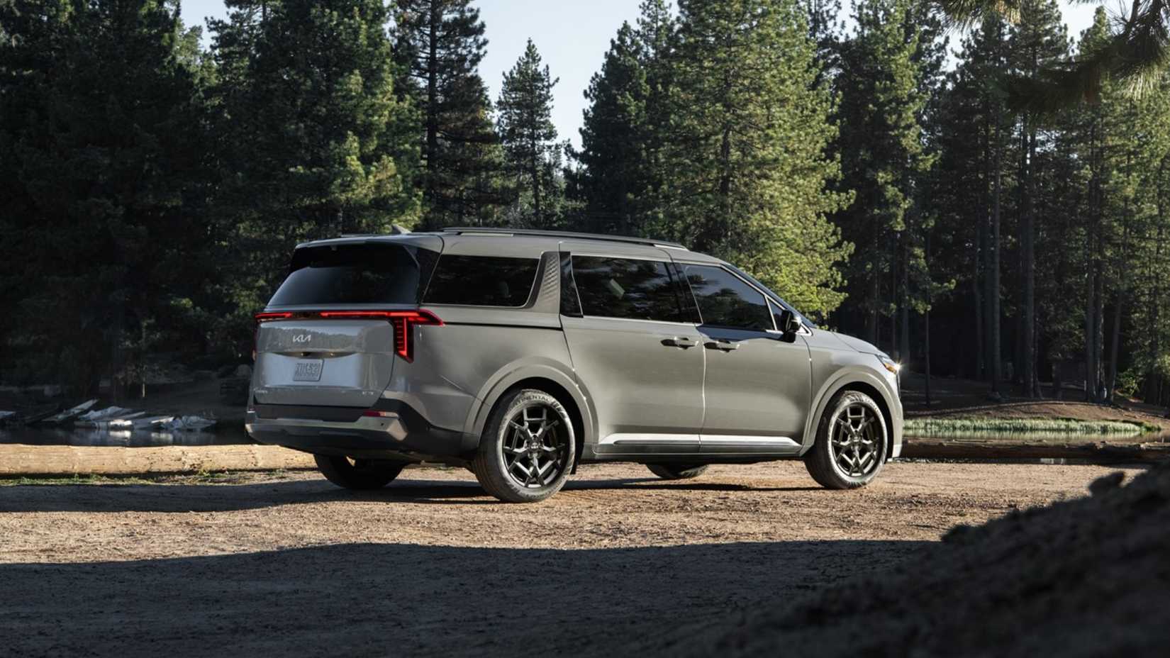 2025 Kia Carnival in gray parked