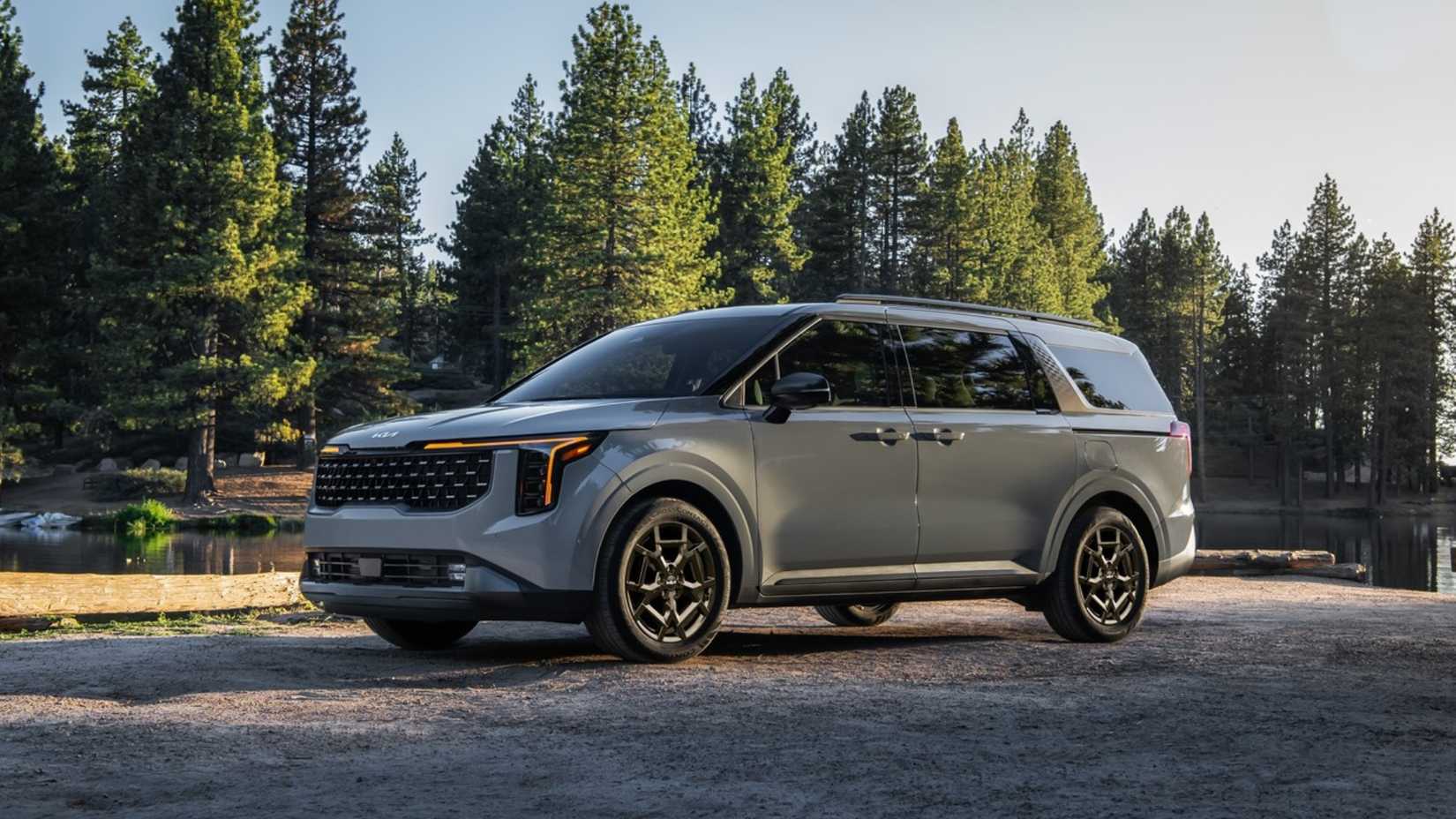 2025 Kia Carnival in gray parked