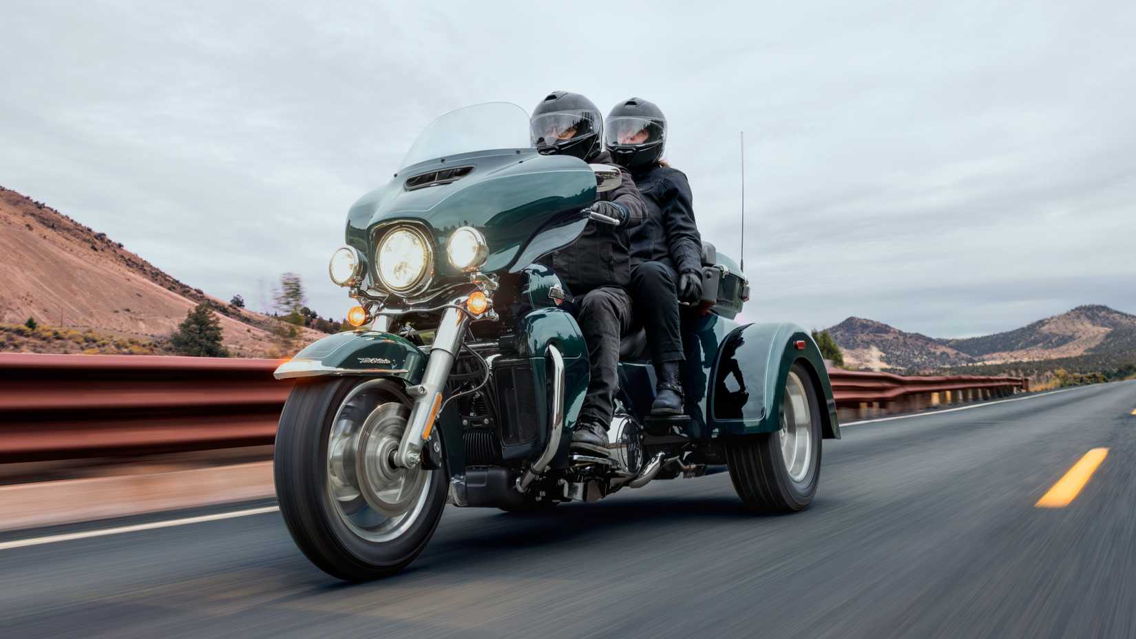 Foto de ação da Harley-Davidson Tri Glide Ultra 2024 em alta velocidade na rodovia.