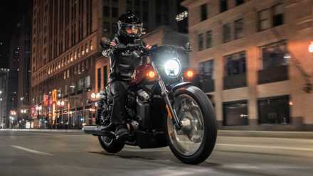 Piloto em uma Harley-Davidson Nightster Special