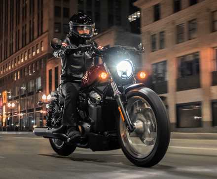 Piloto em uma Harley-Davidson Nightster Special