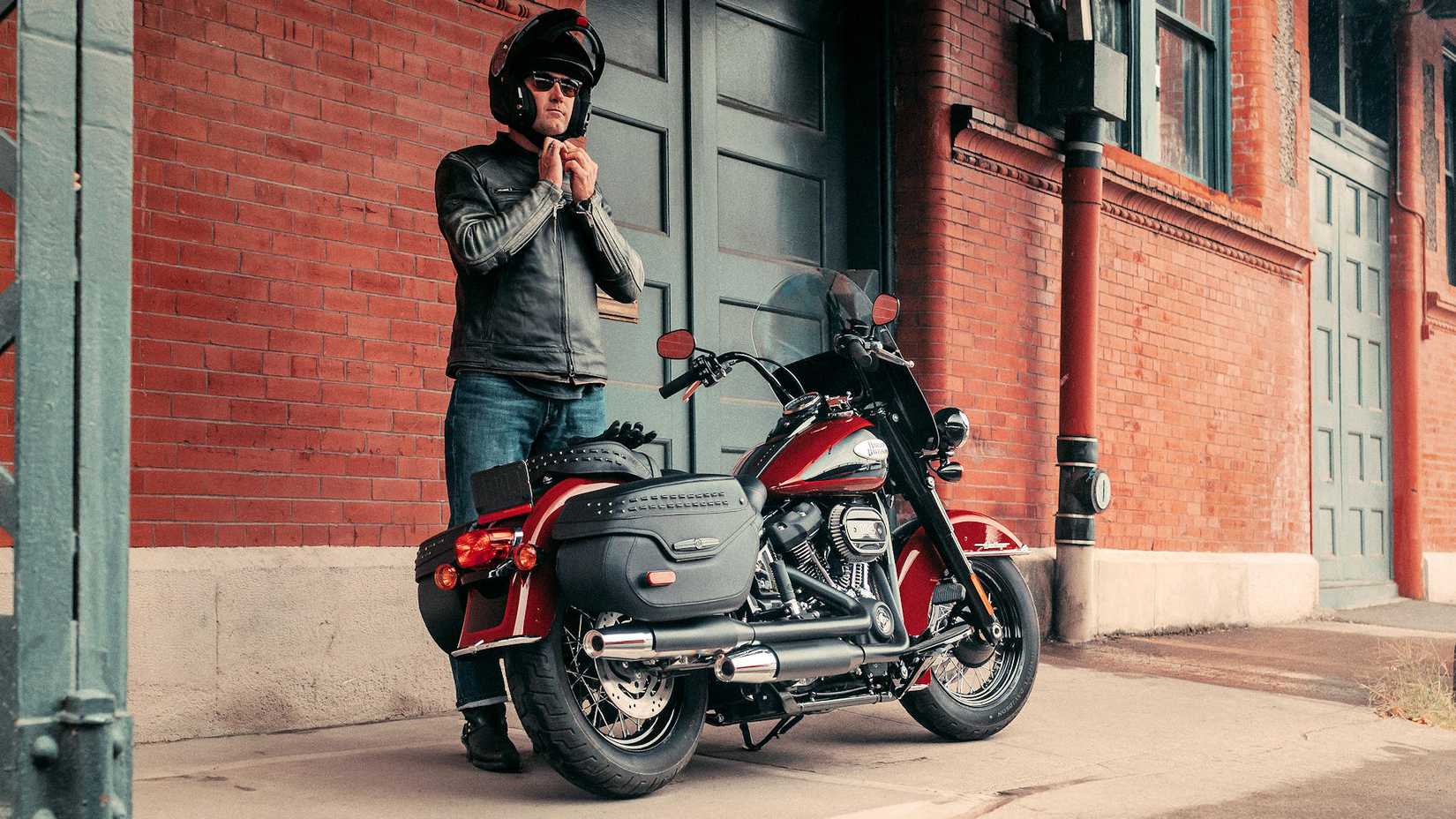 Piloto ao lado de uma Harley-Davidson Heritage Classic 114 2024