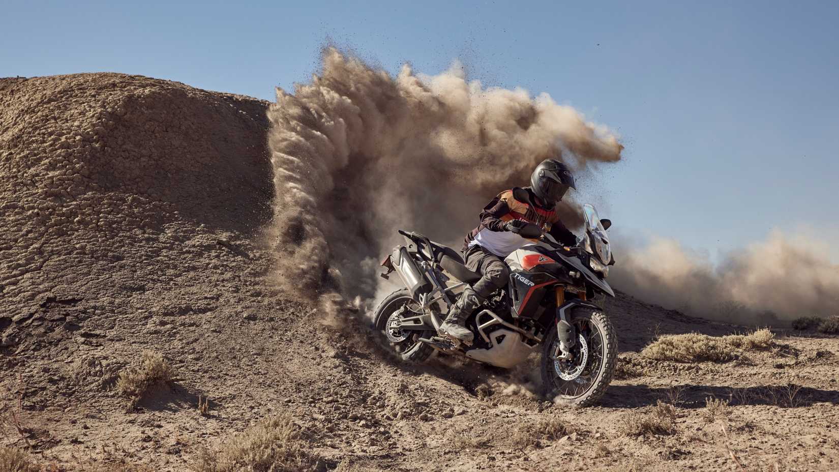 Triumph Tiger 900 Rally Pro off-road e levantando sujeira