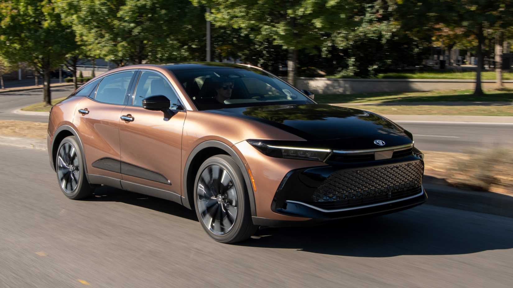 Bronze Toyota Crown front-quarter