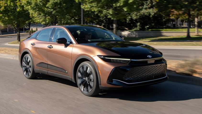 Crown Front Rider Toyota Crown Price And What You Get For The Money