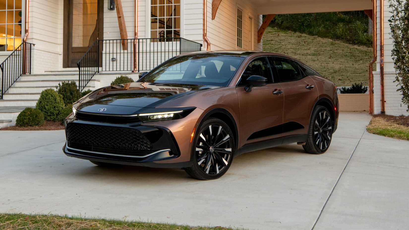 Toyota Crown front-quarter