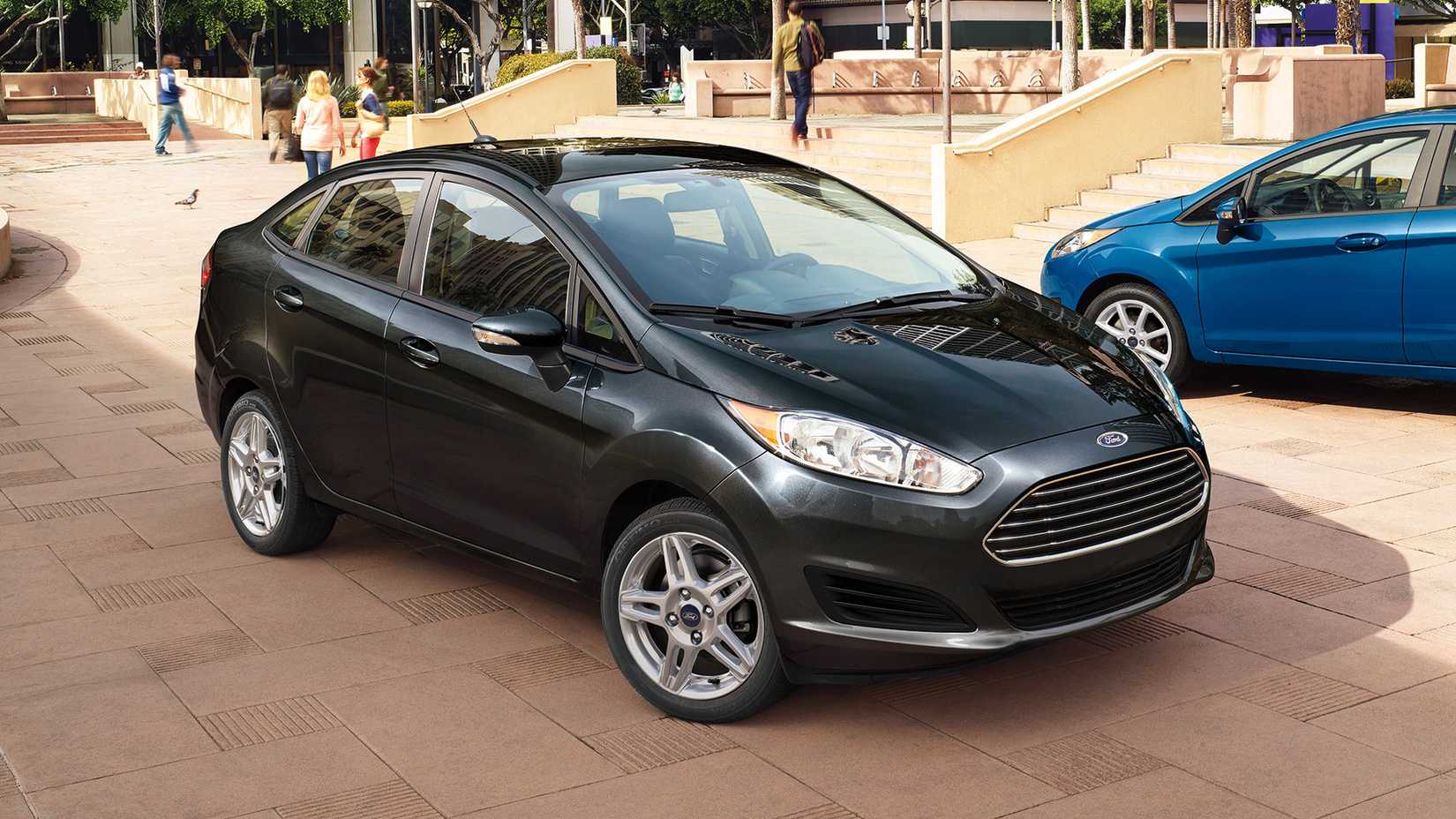 Um Ford Fiesta Sedan 2018 estacionado ao lado de um Ford Fiesta hatchback.
