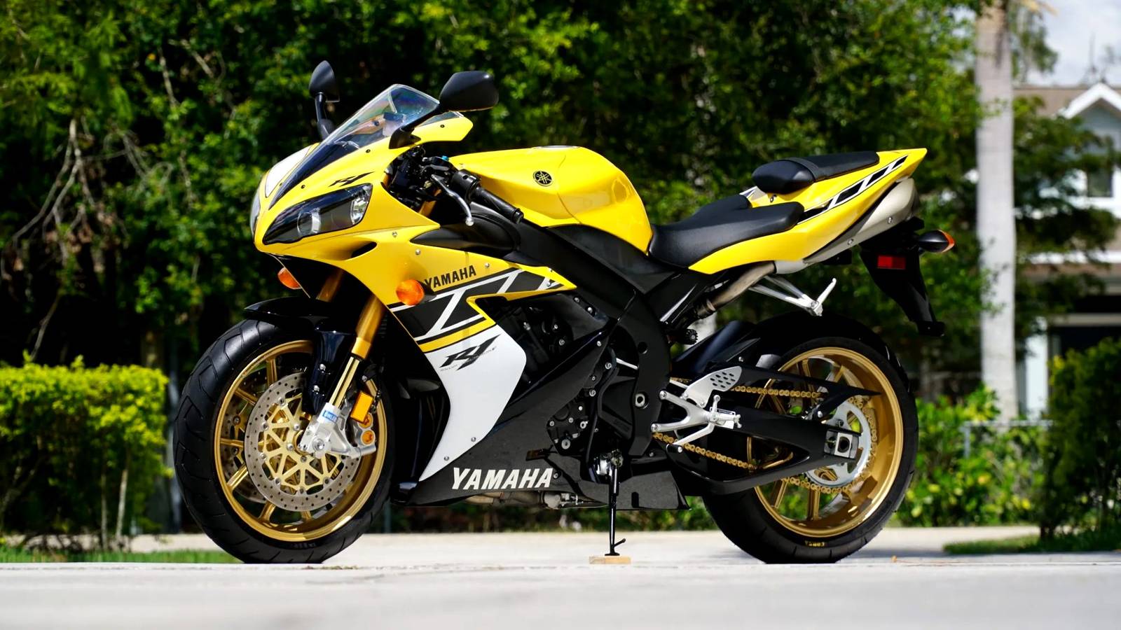 2014 R1 Comparing Yamaha YZF-R1 Generations: What Sets Each Model Apart
