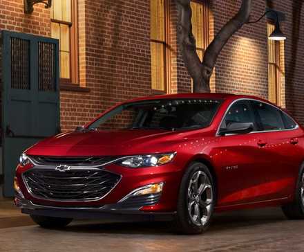 Parte frontal de um Chevrolet Malibu 2024 vermelho
