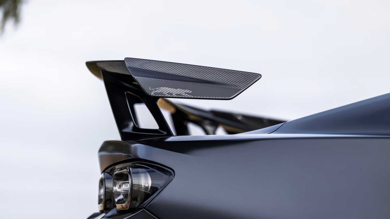 Close do spoiler de um Camaro ZL1 2024